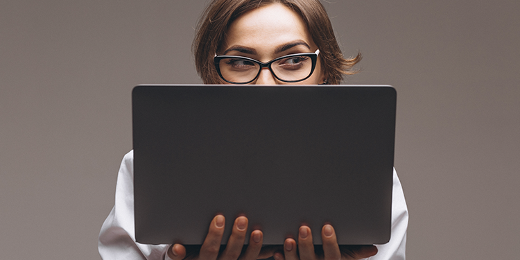 Mujer con una notbook