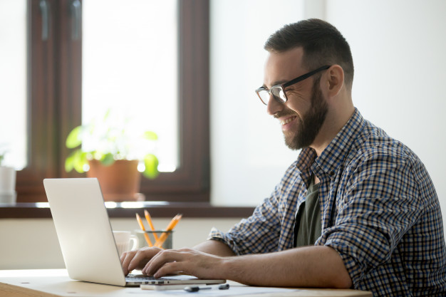 community manager publicando en redes sociales