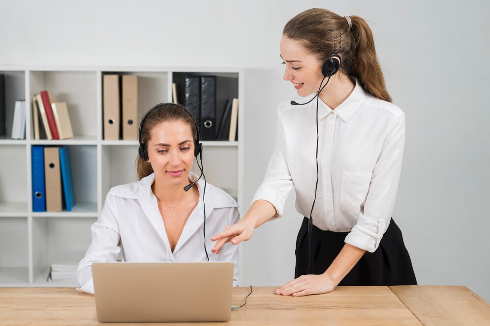 mujer atención al cliente
