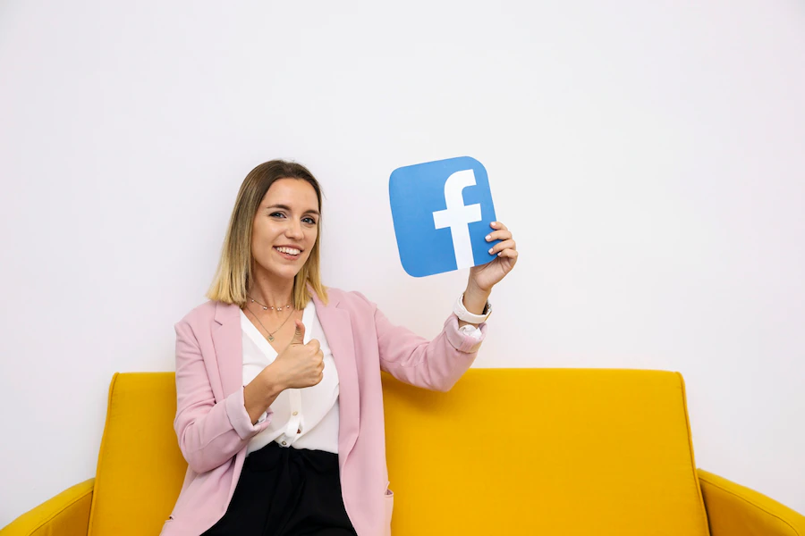 mujer pulgar arriba con el logo de Facebook