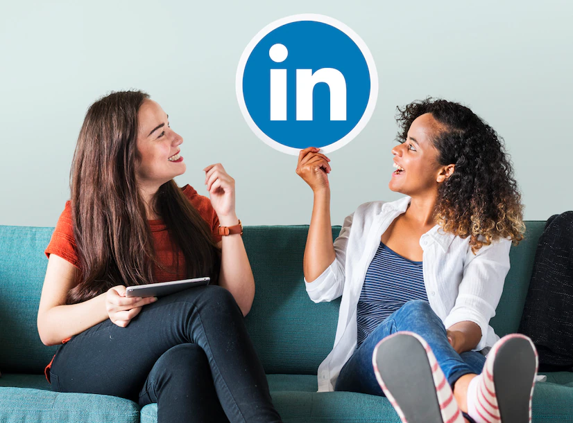 dos mujeres sostienen ícono de linkedin