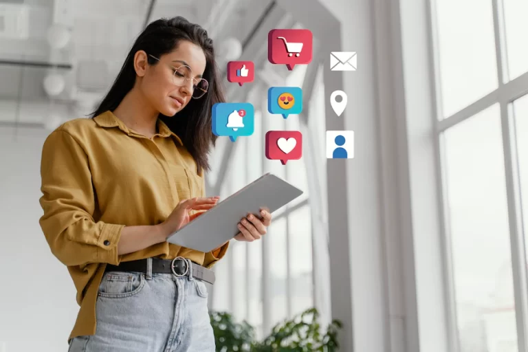 Revisando redes sociales desde una tablet