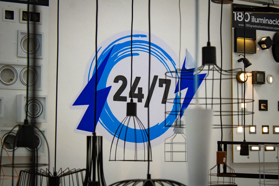 Fotografía al logo pegado en pared del negocio de 24/7 tienda de iluminación