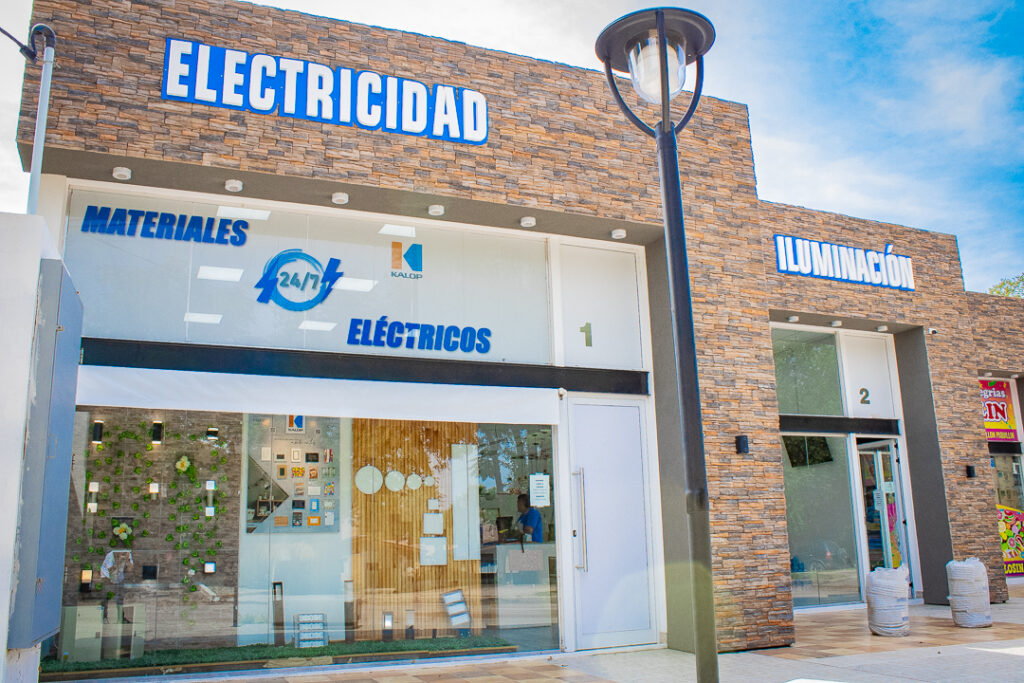 Foto del frente de la tienda de 24/7 iluminación en Mina Clavero que muestra su vidriera cona apliques de iluminación exterior.